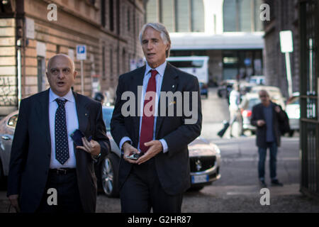 Giovanni Malag (R) durante la riunione del 2024 del comitato olimpico e architetti di Roma. Ordine degli architetti PPC di Roma e provincia e il comitato di Roma discutere le 2024 Olimpiadi e Paraolimpiadi invernali come un opportunità di ridisegnare la città, durante l'evento di formazione "Le Olimpiadi e le Paraolimpiadi invernali come il rinnovamento urbano opportunità." Dopo i saluti di Alessandro Ridolfi presidente dell'Ordine degli architetti PPC di Roma e provincia, Luca Cordero di Montezemolo Presidente di Roma 2024 Comitato parlare per la visione delle Olimpiadi e Luca Pancalli Vice Presidente di Roma 2024 Comitato e Presiden Foto Stock