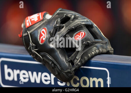 Milwaukee, WI, Stati Uniti d'America. 31 Maggio, 2016. Un guanto Rawlings siede sulla panchina ferrovia prima della Major League Baseball gioco tra il Milwaukee Brewers e St. Louis Cardinals a Miller Park di Milwaukee, WI. John Fisher/CSM/Alamy Live News Foto Stock