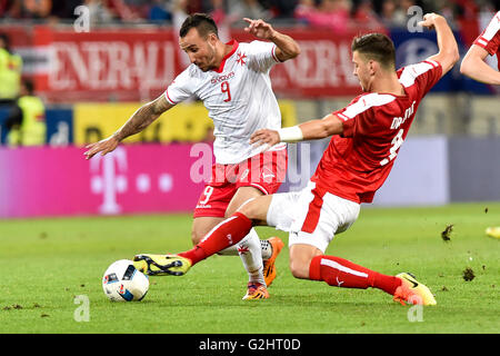 Klagenfurt, Austria. 31 Maggio, 2016. Aleksandar Dragovic (R) dell'Austria il sistema VIES con Michael Mifsud di Malta durante la pre-Euro 2016 friendly partita di calcio tra Austria e Malta al Woerthersee Stadium di Klagenfurt, Austria, 31 maggio 2016. L'Austria ha vinto 2-1. © Qian Yi/Xinhua/Alamy Live News Foto Stock