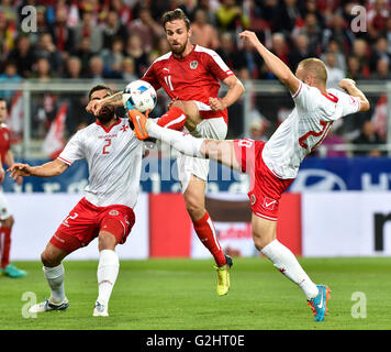 Klagenfurt, Austria. 31 Maggio, 2016. Martin Harnik (C) dell'Austria il sistema VIES con Zach Muscat (L) e Clifford Baldacchino di Malta durante la pre-Euro 2016 friendly partita di calcio tra Austria e Malta al Woerthersee Stadium di Klagenfurt, Austria, 31 maggio 2016. L'Austria ha vinto 2-1. © Qian Yi/Xinhua/Alamy Live News Foto Stock