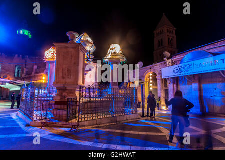 Gerusalemme. 31 Maggio, 2016. Eli Kaplan e Wildmannand Talya 'lampade del Muristan' decorano il Muristan Square nella città vecchia di Gerusalemme come parte del "Luci di Gerusalemme' festival, 2016 Credit: Yagil Henkin/Alamy Live News Foto Stock