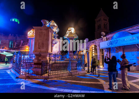 Gerusalemme. 31 Maggio, 2016. Eli Kaplan e Wildmannand Talya 'lampade del Muristan' decorano il Muristan Square nella città vecchia di Gerusalemme come parte del "Luci di Gerusalemme' festival, 2016 Credit: Yagil Henkin/Alamy Live News Foto Stock