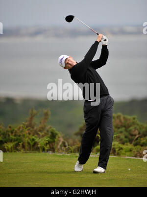 Isola di Purbeck Golf Club, Dorset, Regno Unito, 31 maggio 2016. Sam Robertshawe (l'esercito GC) unità da LE 6 a t con il litorale di Bournemouth in background durante il secondo round del Jamega Pro Golf Tour all'Isola di Purbeck Golf Club, Inghilterra. Credito: David Partridge / Alamy Live News Foto Stock