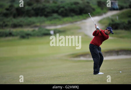 Isola di Purbeck Golf Club, Dorset, Regno Unito, 31 maggio 2016. Jamie Abbott svolge il suo approccio al XII verde durante il secondo round del Jamega Pro Golf Tour all'Isola di Purbeck Golf Club, Inghilterra. Credito: David Partridge / Alamy Live News Foto Stock