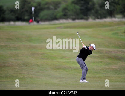 Isola di Purbeck Golf Club, Dorset, Regno Unito, 31 maggio 2016. Tom pettinatore (SFG/Golf et Country Club de Bossey) svolge il suo approccio al diciassettesimo verde durante il secondo round del Jamega Pro Golf Tour all'Isola di Purbeck Golf Club, Inghilterra. Credito: David Partridge / Alamy Live News Foto Stock