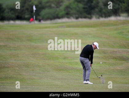 Isola di Purbeck Golf Club, Dorset, Regno Unito, 31 maggio 2016. Tom pettinatore (SFG/Golf et Country Club de Bossey) svolge il suo approccio al diciassettesimo verde durante il secondo round del Jamega Pro Golf Tour all'Isola di Purbeck Golf Club, Inghilterra. Credito: David Partridge / Alamy Live News Foto Stock