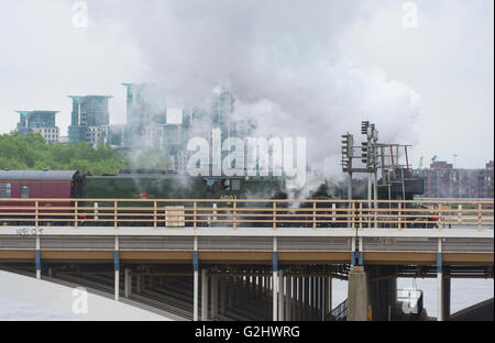 Battersea, Londra, Regno Unito. Il 1 giugno 2016. La più famosa locomotiva a vapore nel mondo, 60103 Flying Scotsman, lascia la stazione di Victoria su una mattina grigia su un sell-out escursione in viaggio sul fiume Tamigi al Grosvenor Bridge in Battersea prima di un tour di chalk downs del Surrey Hills, il primo di due escursioni su questa rotta oggi dal central London terminus. Credito: Malcolm Park editoriale/Alamy Live News. Foto Stock