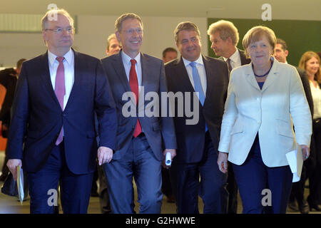 Berlino, Germania. 31 Maggio, 2016. Il cancelliere tedesco Angela Merkel (CDU, R), Sassonia-Anhalt Premier Reiner Haseloff (CDU, L), di Brema che disciplinano il sindaco Carsten Sieling (SPD, SECONDO L), tedesco il Ministro dell'economia Sigmar GABRIEL (SPD, la 2R) arrivano a una conferenza stampa dopo un governo round di consultazioni concernenti il nuovo disegno di legge sulle energie rinnovabili presso la cancelleria di Berlino, Germania, 31 maggio 2016. Foto: Maurizio Gambarini/dpa/Alamy Live News Foto Stock