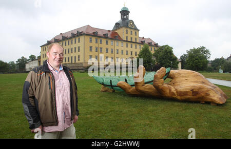 Legno artista Christian Schmidt di Rauschwitz, Germania, sorge nella parte anteriore della sua scultura intitolata " Vetro Arca III' nel Parco del palazzo a Zeitz, Germania, 01 giugno 2016. L'opera d'arte, che ricorda la fragilità della natura e le sue molte specie in via di estinzione, può essere visto fino al 04 giugno 2016 a Zeitz. In seguito sarà illustrata per tre anni in vari siti intorno al centro di Germania. Il vetro ark II fu costruito da Ronald Fischer, Stefan Stangl, Jo Joachimsthaler e Alexander Wallner nell'Atelier Maennerhaut workshop mentre Christian Schmidt ha creato la mano in legno. Foto: SEBASTIAN WILLNOW/ZB Foto Stock