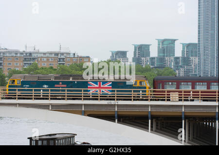 Battersea, Londra, Regno Unito. Il 1 giugno 2016. La più famosa locomotiva a vapore nel mondo, 60103 Flying Scotsman, arriva alla stazione Victoria con l aiuto di un locomotore diesel nella parte posteriore su un mattino grigio su un sell-out escursione in viaggio sul fiume Tamigi al Grosvenor Bridge in Battersea prima di un tour di chalk downs del Surrey Hills, il primo di due escursioni su questa rotta oggi dal central London terminus. Credito: Malcolm Park editoriale/Alamy Live News. Foto Stock