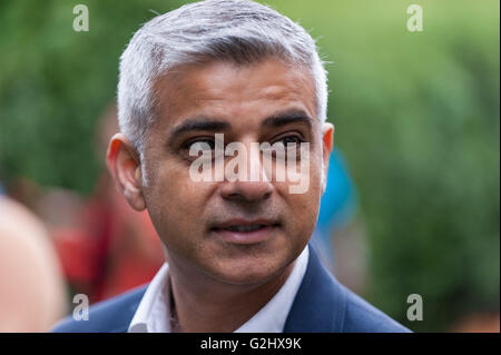 Londra, Regno Unito. 1 Giugno 2016. Sadiq Khan, sindaco di Londra, visiti un età UK inter-generazionale evento di volontariato a Southwark come egli lancia volontari" settimana, impegnandosi a fare integrazione sociale una " centrale " di priorità nella sua amministrazione. Credito: Stephen Chung / Alamy Live News Foto Stock