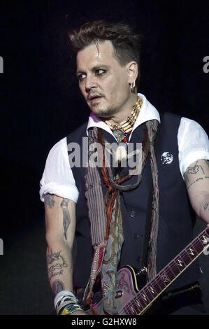 Herborn, Germania. 29 Maggio, 2016. Johnny Depp di Hollywood vampiri si esibisce dal vivo sul palco Hessentags-Arena durante la cinquantaseiesima Hessentag il 29 maggio 2016 in Herborn, Germania. | Verwendung weltweit/picture alliance © dpa/Alamy Live News Foto Stock