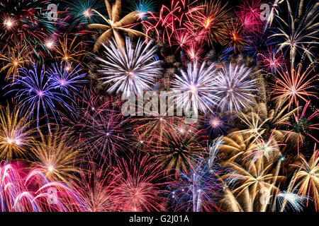 Una compilation o collage di differenti fuochi d'artificio scoppio nel cielo notturno, isolato su sfondo nero in alta risoluzione Foto Stock