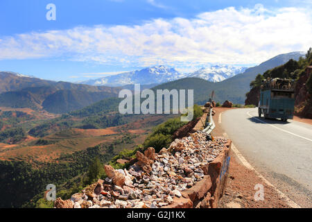 Rocce e minerali e in vendita lungo un Alto Atlante strada di montagna in inverno, Marocco Foto Stock