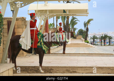 RABAT. Marocco - Febbraio 20, 2016: montato Royal Guard all ingresso del Mausoleo di Mohammed V a cavallo traditi da indossare Foto Stock