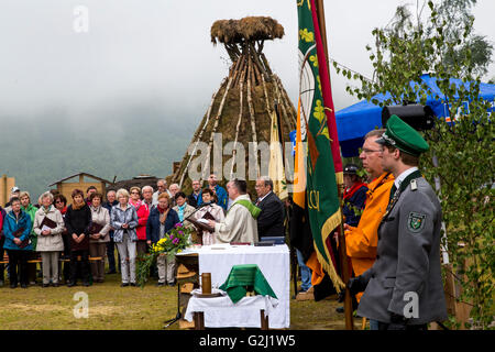 Costruzione di una tradizionale carbone forno in Winterberg-Züschen, Sauerland, Germania, storico modo di fare il carbone, Foto Stock