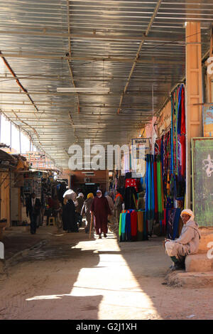 RISSANI, Marocco - 22 febbraio 2016: Souk con i fornitori che vendono vestiti in Rissani, Marocco Foto Stock