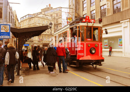 ISTANBUL, Turchia - 17 febbraio 2016: tram d'epoca Su Istiklal Caddesi in Taksim, Beyoglu, Istanbul, Turchia Foto Stock