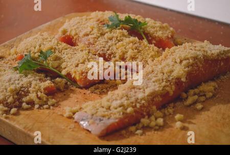 Bistecca di filetto di pesce rosso salmone con crosta del formaggio panatura in forma cotta Foto Stock