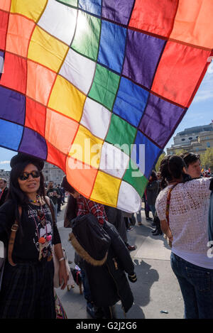 I lavoratori e i sindacati attivisti di Londra il giorno di maggio nel rally di Trafalgar Square a Londra il 1 maggio 2016 - Lavoratori internazionali R Foto Stock