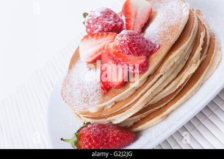 Pancake con fragole e zucchero bianco Foto Stock