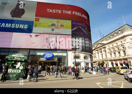 Piccadilly Circus Londra la pubblicità digitale schede e acquirenti e turisti a piedi attorno a Foto Stock