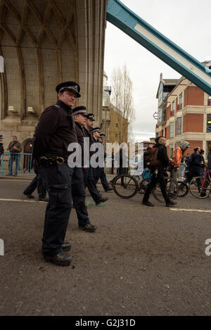 Polizia britannica in una linea che si sposta attraverso il Tower Bridge di Londra radunare un gruppo di protesta il giorno di maggio rally dell'Unione il 1° maggio 2016 Foto Stock