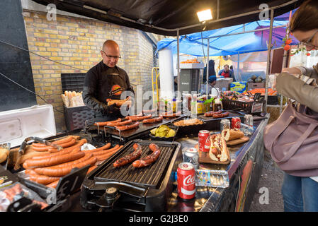 Hot Dog bancarella vendendo salsicce ai membri del pubblico su Brick Lane in London Shoreditch Foto Stock