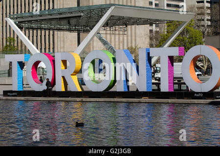 Persone giocare sul Toronto 3d accedi Nathan Phillips Square Toronto Ont., in data 8 maggio 2016. Foto Stock