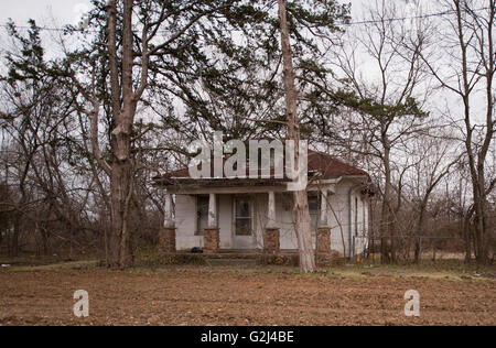 Vecchia casa bianca con portico circondato da alberi, Kansas, STATI UNITI D'AMERICA Foto Stock