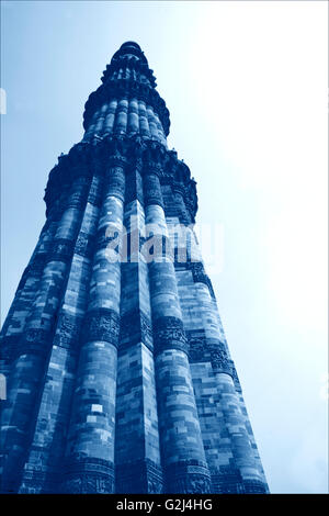 Torre, a basso angolo di visione, il Qutab Minar, Deli, India Foto Stock