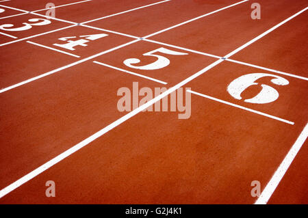 Via di corsa con corsie numerate Foto Stock