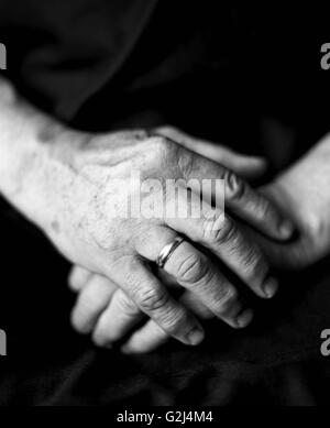 Uomo anziano con le mani in mano in appoggio sul giro Foto Stock