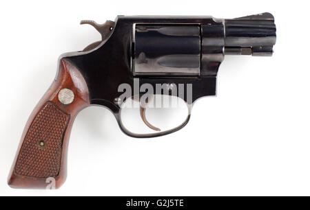 Piccola pistola nera marrone con manico in legno isolato su sfondo bianco Foto Stock