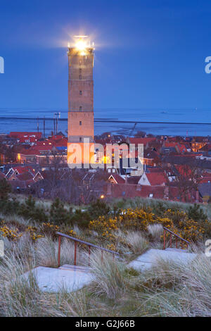 Il Brandaris faro in West-Terschelling sull isola di Terschelling nei Paesi Bassi durante la notte. Foto Stock