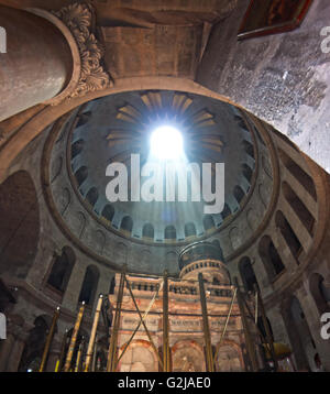 Chiesa del Santo Sepolcro con la luce del sole ray dal di sopra Foto Stock