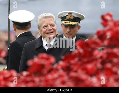 Il Presidente tedesco Joachim Gauck visualizza la finestra piangendo la scultura in ceramica papaveri come egli arriva a un servizio presso il St Magnus Cathedral a Kirkwall, isole Orcadi, in occasione del centenario della battaglia dello Jutland. Foto Stock