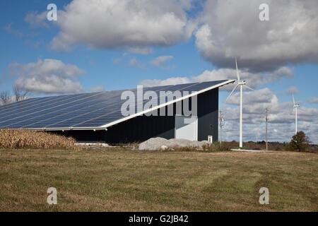 Pannelli solari su autostrade Edificio adibito allo stoccaggio in a sudovest Ontario (vicino al lago Erie), Ontario, Canada. Foto Stock