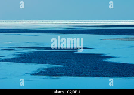 Ghiaccio e acqua sul Lago Superiore nel tardo inverno a soli Bay, a sud del Lago Superior parco provinciale, Ontario, Canada Foto Stock