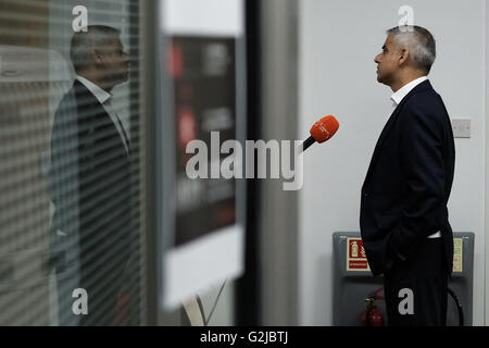 Sindaco di Londra Sadiq Khan viene intervistato dai media dopo l incontro con i londinesi che hanno sofferto condizioni scadenti, alta affitti e di insicurezza nel settore degli alloggi dati in locazione da privati con la capitale è gonfiato mercato del noleggio e che rischiano di diventare senzatetto, presso la sede centrale di Londra, che è gestito dalla carità senzatetto Shelter, nel nord di Londra. Foto Stock