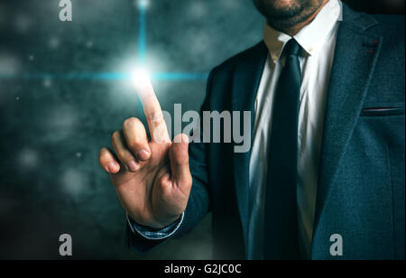 Imprenditore spingendo dello schermo virtuale pulsante di interfaccia, concetto di moderna tecnologia futuristica al servizio del business Foto Stock