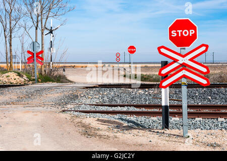 Segno di stop in un passaggio a livello con nessuna barriera nella provincia di Toledo, Spagna Foto Stock