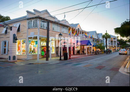 KEY WEST, FLORIDA, Stati Uniti d'America - 01 MAY 2016: Negozi nel crepuscolo in Duval Street nel centro di Key West Foto Stock