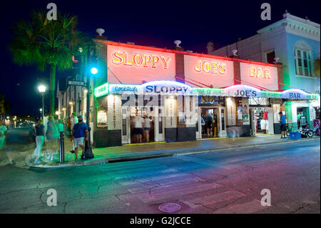 KEY WEST, FLORIDA, Stati Uniti d'America - 01 MAY 2016: sciatto Joe's Bar nel crepuscolo in Duval Street nel centro di Key West Foto Stock