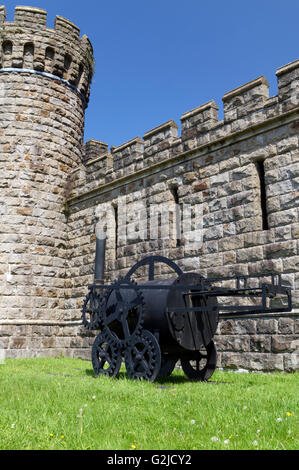 Replica di Richard Trevithick il motore di vapore, Cyfarthfa Castle, South Wales, Regno Unito. Foto Stock