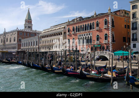 Gondole attraccate alla Riva degli Schiavoni Foto Stock