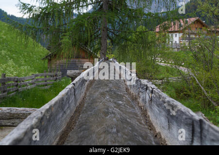 Originale in legno di acqua di irrigazione canale di un mulino in italia Foto Stock