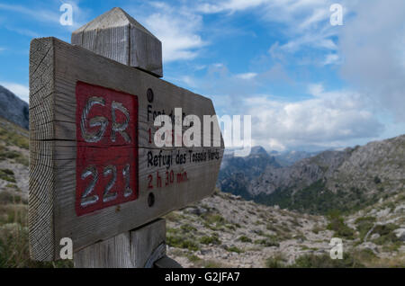 Cartello in legno per gli escursionisti in Mallorca lungo il GR 221 Foto Stock