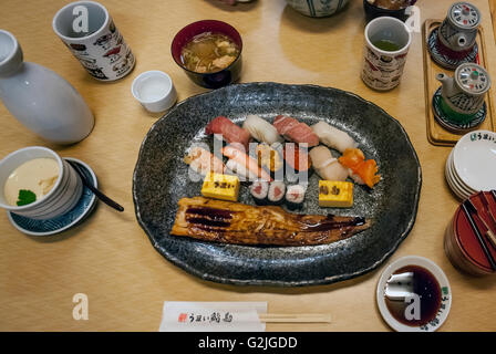 I sushi giapponesi La cucina del pasto in un ristorante in corrispondenza del mercato Tsukiji di Tokyo Foto Stock