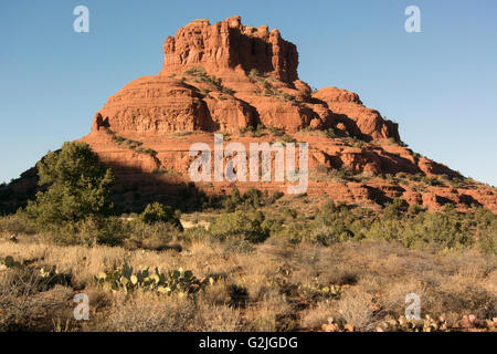 Scenic red rock formazione noto Bell Rock una popolare destinazione turistica in Coconino National Forest Sedona in Arizona Bell Rock famoso Foto Stock